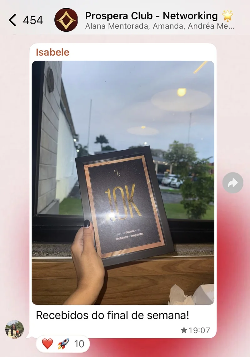 Isabele comemora seus primeiros R$ 10 mil na internet com sua placa de 10K