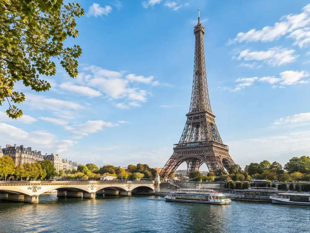 Torre Eiffel em Paris, com o rio Sena e uma ponte em primeiro plano